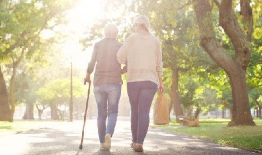 Deux personnes se promenant